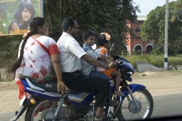 Une famille à moto, image classique en Inde