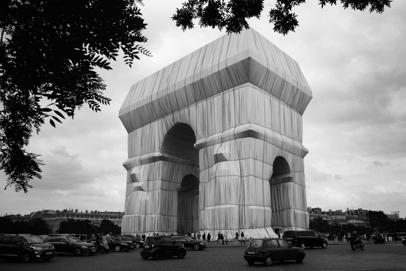 CHRISTO emballe à Paris