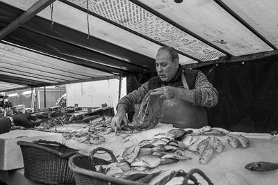 Tout doit disparaître. Trois euros le plateau. Marché de Belleville